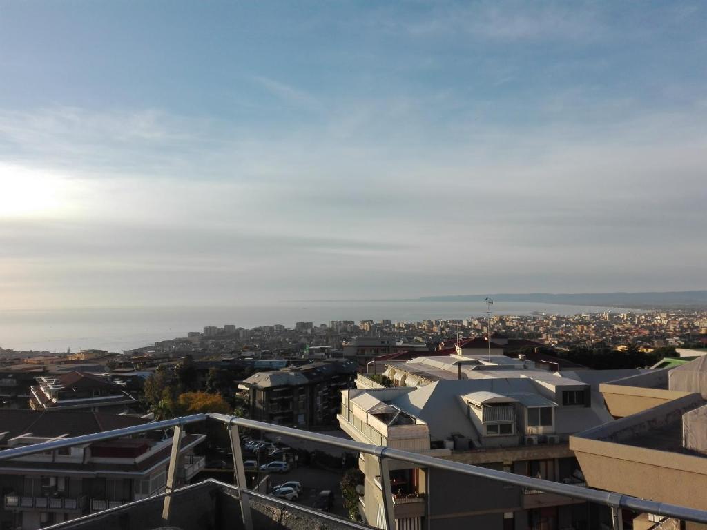 - une vue sur la ville depuis le haut d'un bâtiment dans l'établissement Tivoli ShortLets - Catania, à San Gregorio di Catania