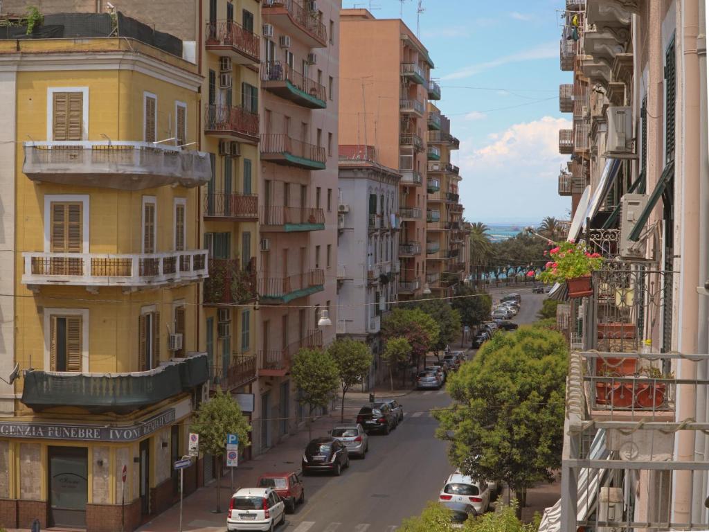 vista su una strada della città con auto parcheggiate di Appartamento Taranto a Taranto