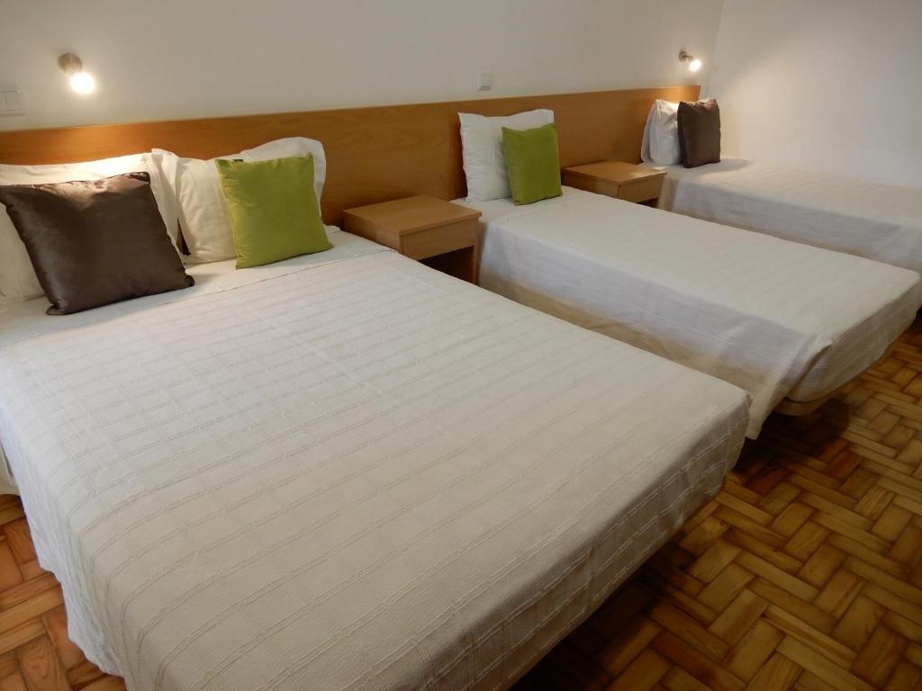 科英布拉的住宿－Guesthouse Coimbra City，配有白色床单的酒店客房内的两张床