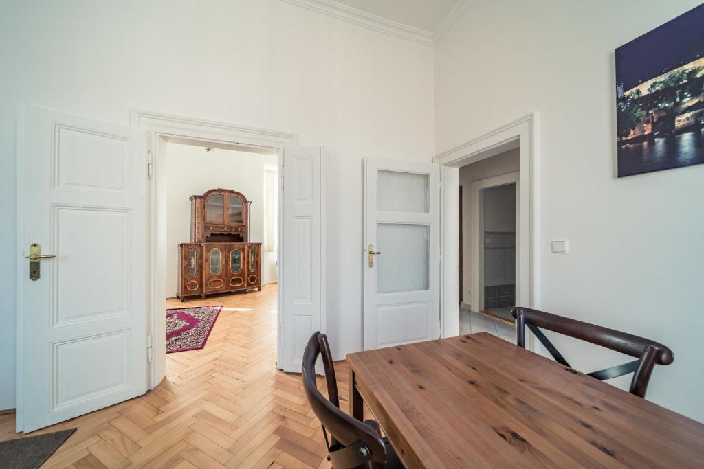 St. George Apartments - One-Bedroom Apartment