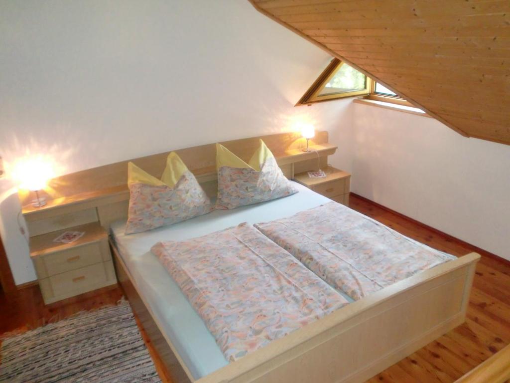 A bed or beds in a room at Garten- & Loggia-Appartement HERRENHAUS