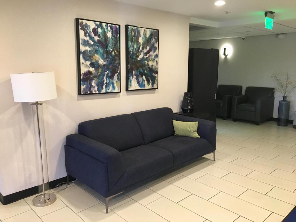 Posezení v ubytování Baymont by Wyndham Phoenix I-10 near 51st Ave