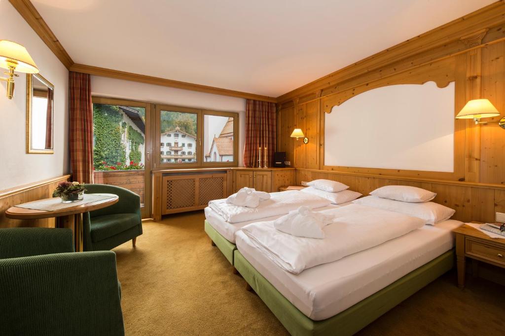 Postel nebo postele na pokoji v ubytování Hotel Zum Pinzger