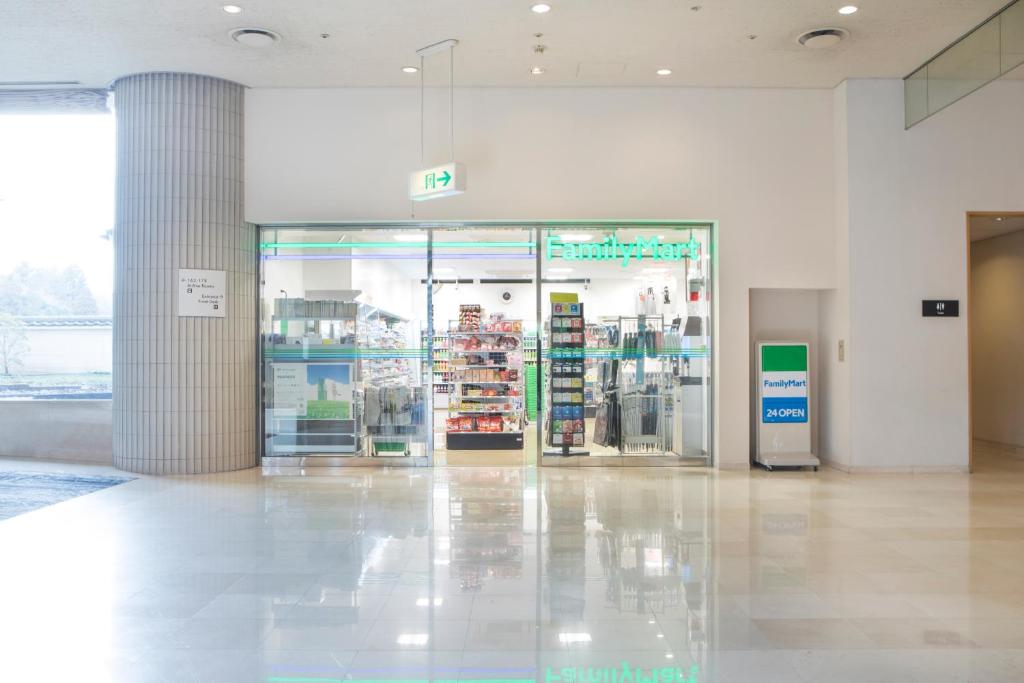 Supermarket nebo jiné obchody v  hotelu nebo okolí