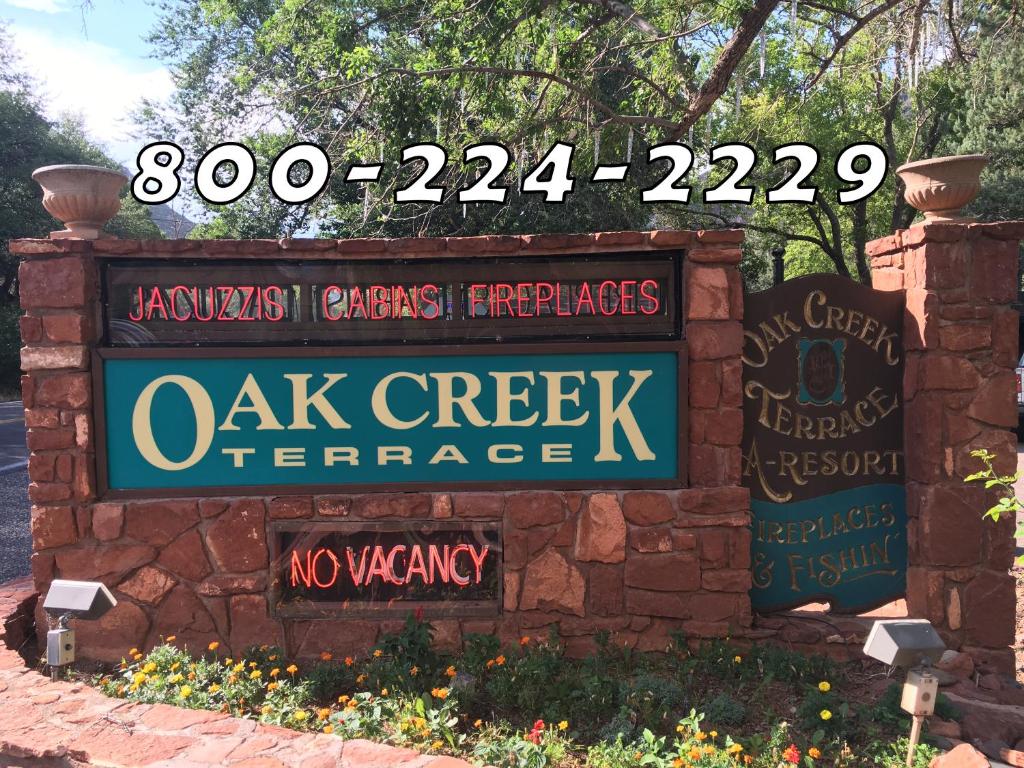 un cartello per la terrazza con segni sul torrente di quercia di Oak Creek Terrace Resort a Sedona