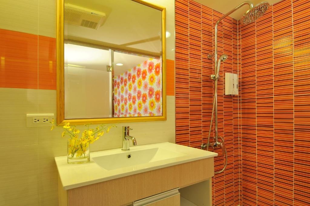 a bathroom with a sink and a mirror at Hotel Color in Taipei