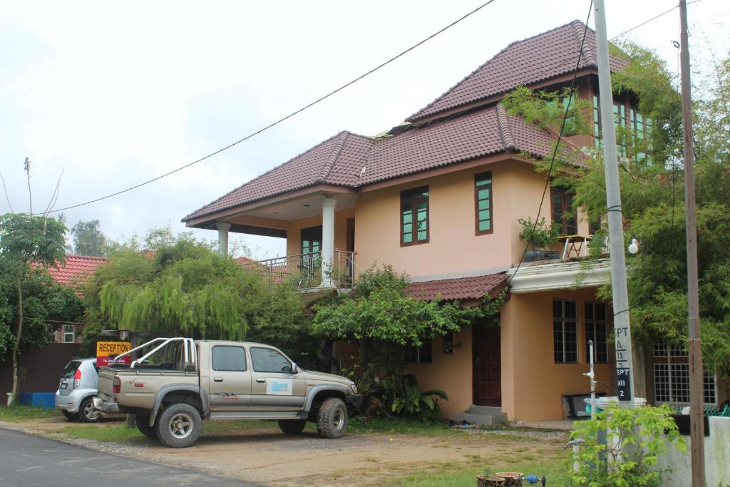een vrachtwagen geparkeerd voor een huis bij Saba Lodge Dungun in Dungun
