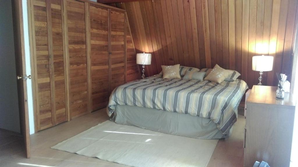 Postel nebo postele na pokoji v ubytování Gabriola Central B&B