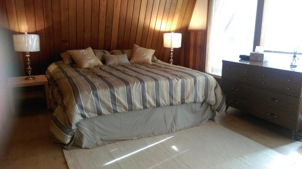 Postel nebo postele na pokoji v ubytování Gabriola Central B&B