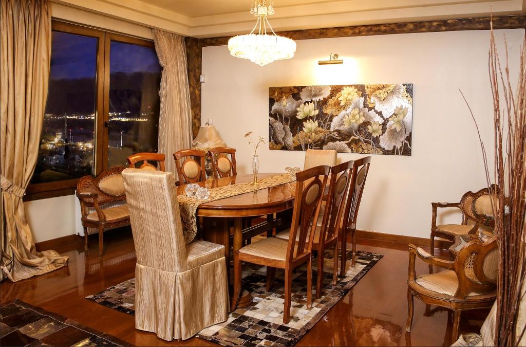 A seating area at Villa Deluxe Sight