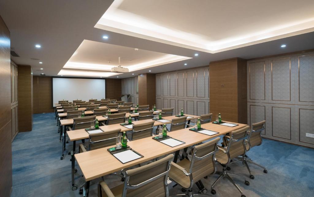 Konferenční prostory v ubytování Fraser Suites Shenzhen, Near Huaqiang North Business Zone, Infinity pool, Offer 1 free breakfast
