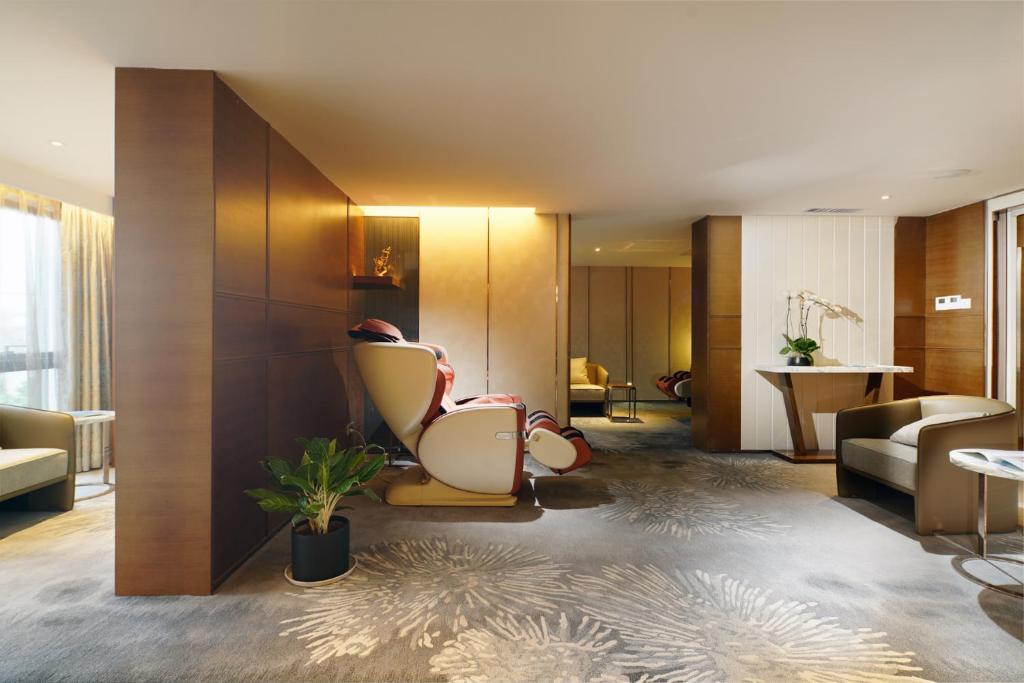 Posezení v ubytování Fraser Suites Shenzhen, Near Huaqiang North Business Zone, Infinity pool, Offer 1 free breakfast