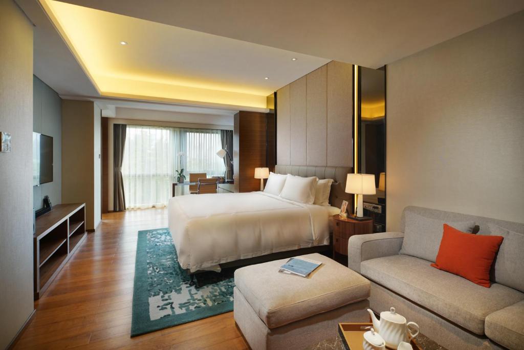 Posezení v ubytování Fraser Suites Shenzhen, Near Huaqiang North Business Zone, Infinity pool, Offer 1 free breakfast