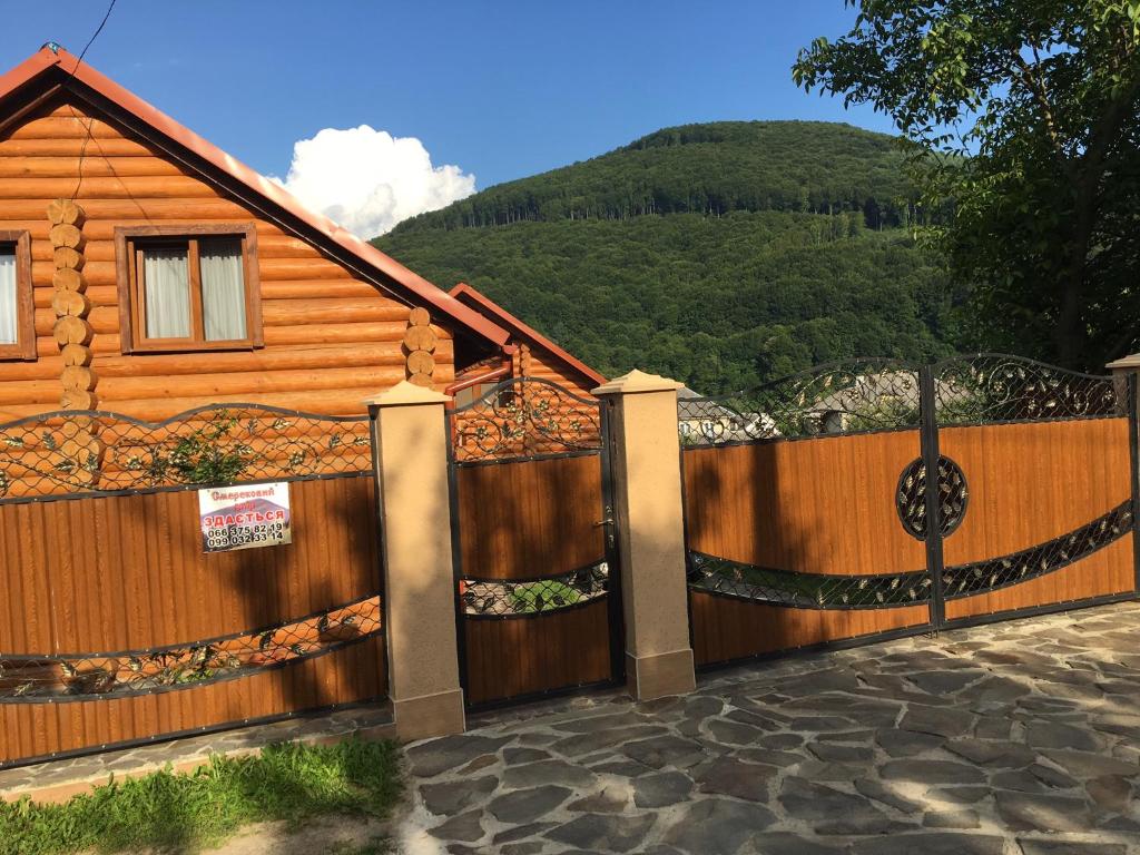 Nespecifikovaný výhled na hory nebo výhled na hory při pohledu z prázdninového domu