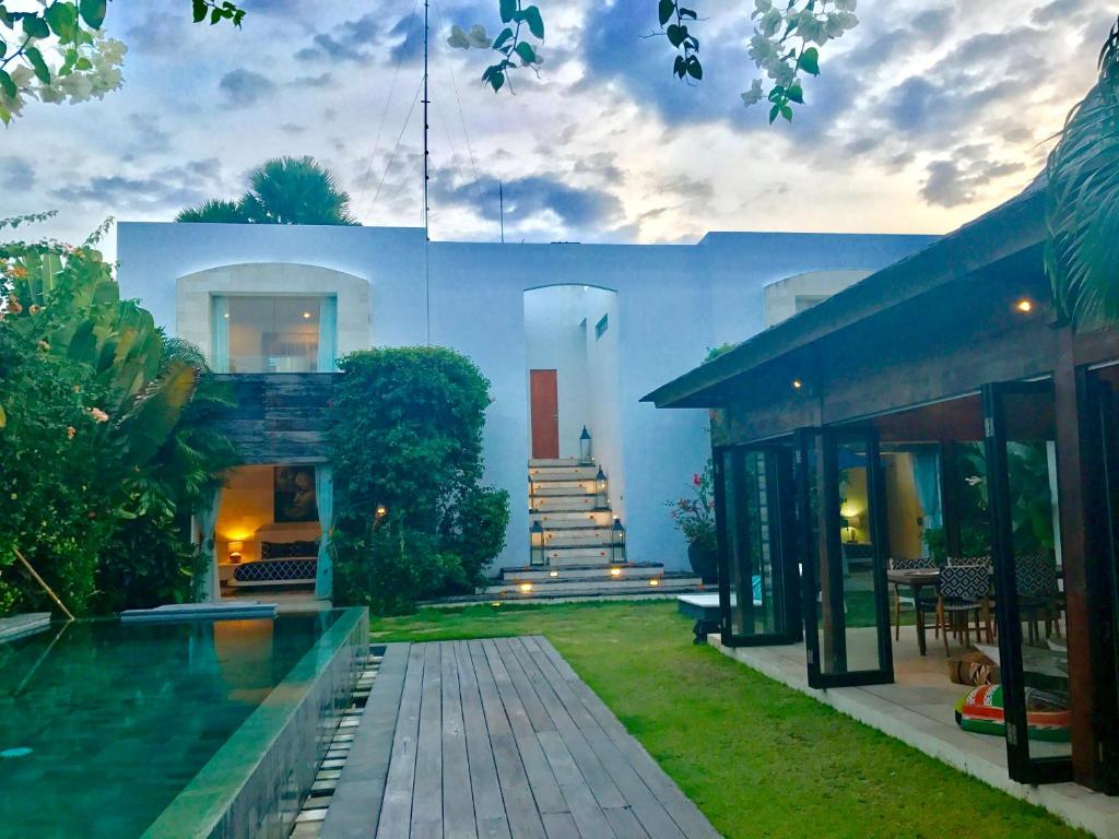 una casa con piscina en el patio en Villa Casabianca, en Seminyak