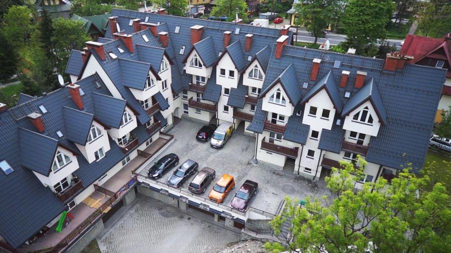 een luchtfoto van een grote groep huizen met auto's bij Na Stromej in Zakopane