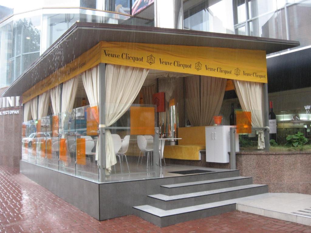 - un bâtiment avec une chambre dotée d'une table et de chaises dans l'établissement Diplomat ApartHotel, à Kiev