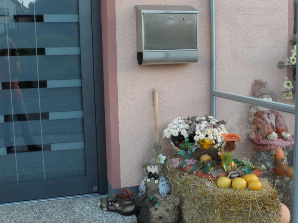 une chambre avec une bande de figurines à côté d'une porte dans l'établissement Ferienwohnung Eleonore Sauter, à Meßstetten