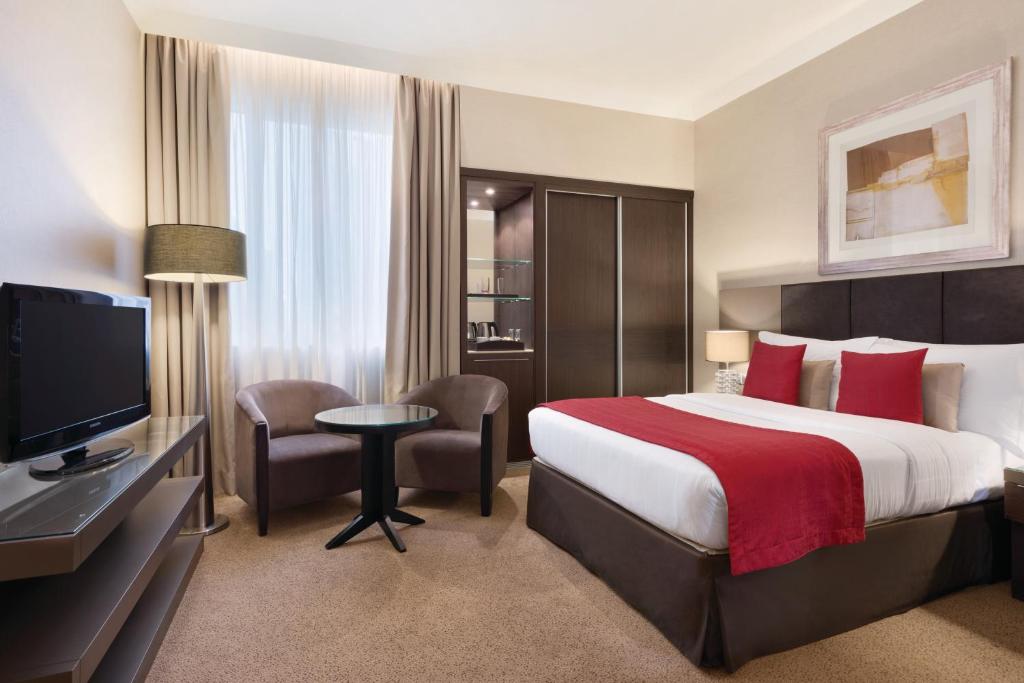 Cama o camas de una habitación en Ramada Downtown Abu Dhabi