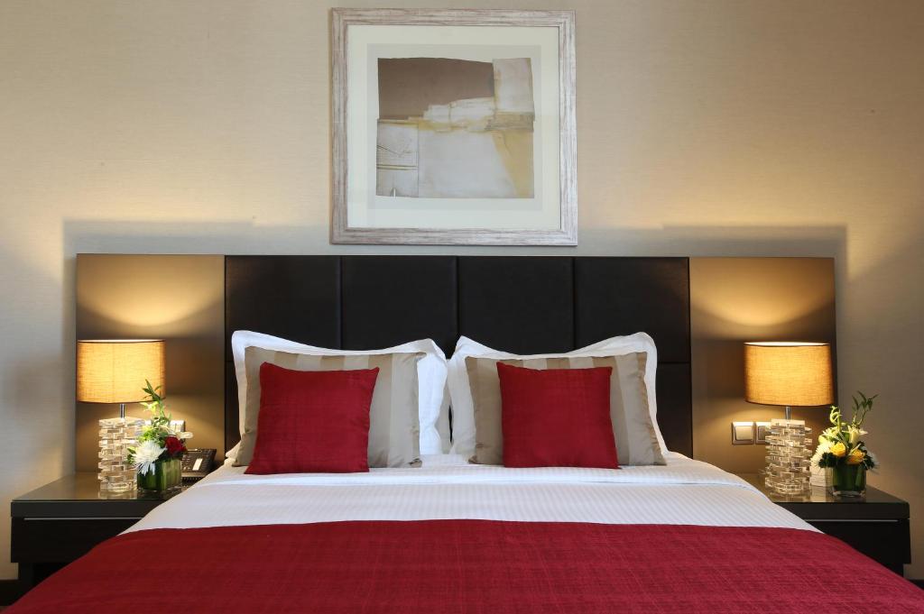 Cama o camas de una habitación en Ramada Downtown Abu Dhabi
