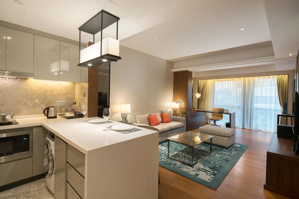 Kuchyň nebo kuchyňský kout v ubytování Fraser Suites Shenzhen, Near Huaqiang North Business Zone, Infinity pool, Offer 1 free breakfast