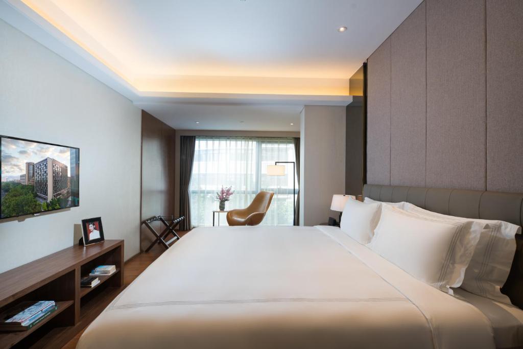 Postel nebo postele na pokoji v ubytování Fraser Suites Shenzhen, Near Huaqiang North Business Zone, Infinity pool, Offer 1 free breakfast