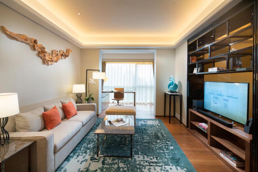 TV a/nebo společenská místnost v ubytování Fraser Suites Shenzhen, Near Huaqiang North Business Zone, Infinity pool, Offer 1 free breakfast