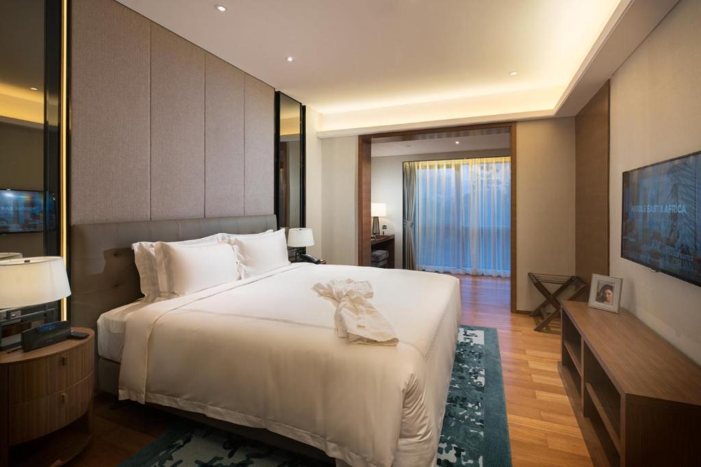 Postel nebo postele na pokoji v ubytování Fraser Suites Shenzhen, Near Huaqiang North Business Zone, Infinity pool, Offer 1 free breakfast