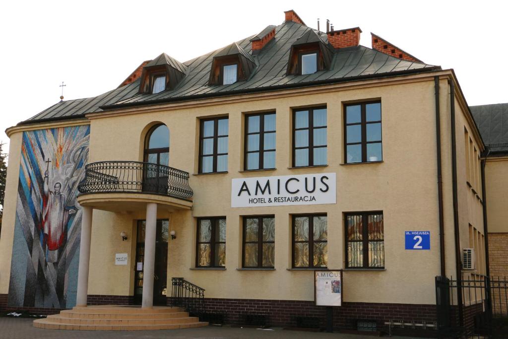 ワルシャワにあるAmicus Żoliborzの壁画のある建物