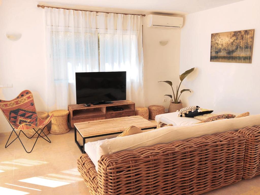 Televízia a/alebo spoločenská miestnosť v ubytovaní Villa Fernweh - Delta de l'Ebre