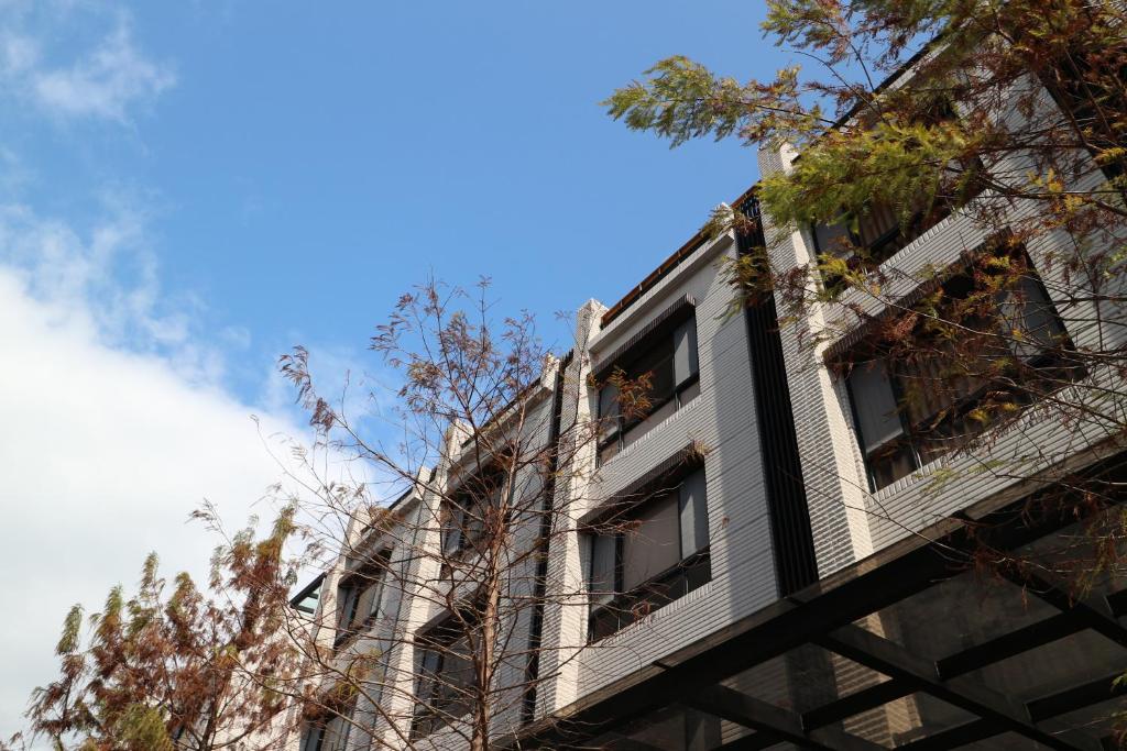 a building with windows on the side of it at Yue Guang Homestay in Jian