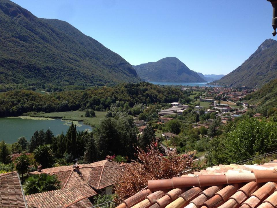 - une vue sur une ville avec un lac et des montagnes dans l'établissement La Cascina, à Carlazzo