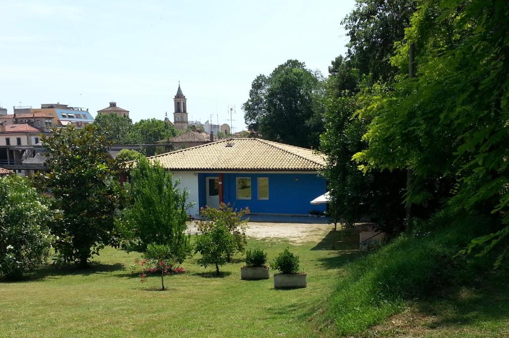 a blue house in the middle of a yard at Valle dell'Eden in Grottammare
