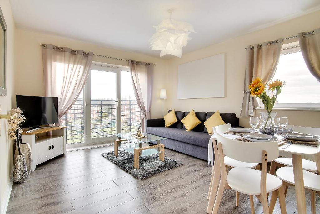 una sala de estar con un sofá y una mesa en Wolverhampton City Stay II, en Wolverhampton