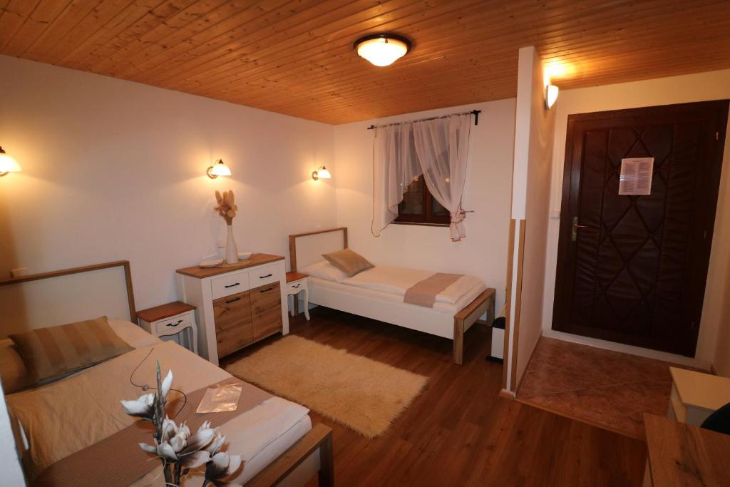Postel nebo postele na pokoji v ubytování Zámecký penzion Rotunda