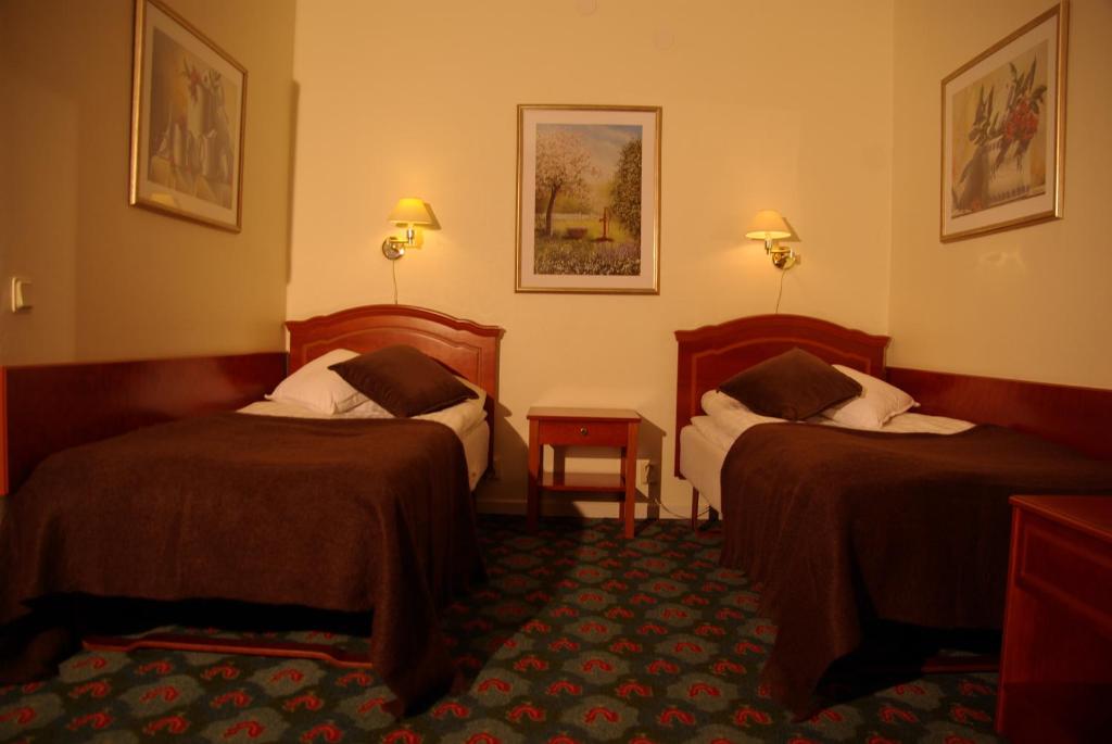 Tempat tidur dalam kamar di Grand Hotell Bollnäs