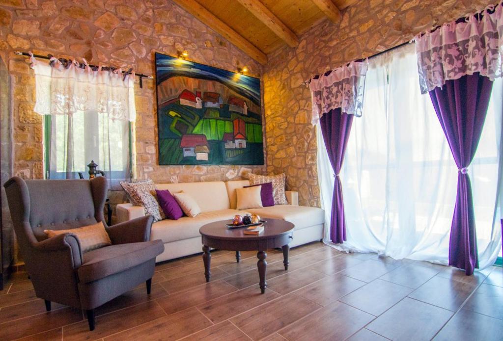 Posezení v ubytování Lilac Lilium Artistsvillas