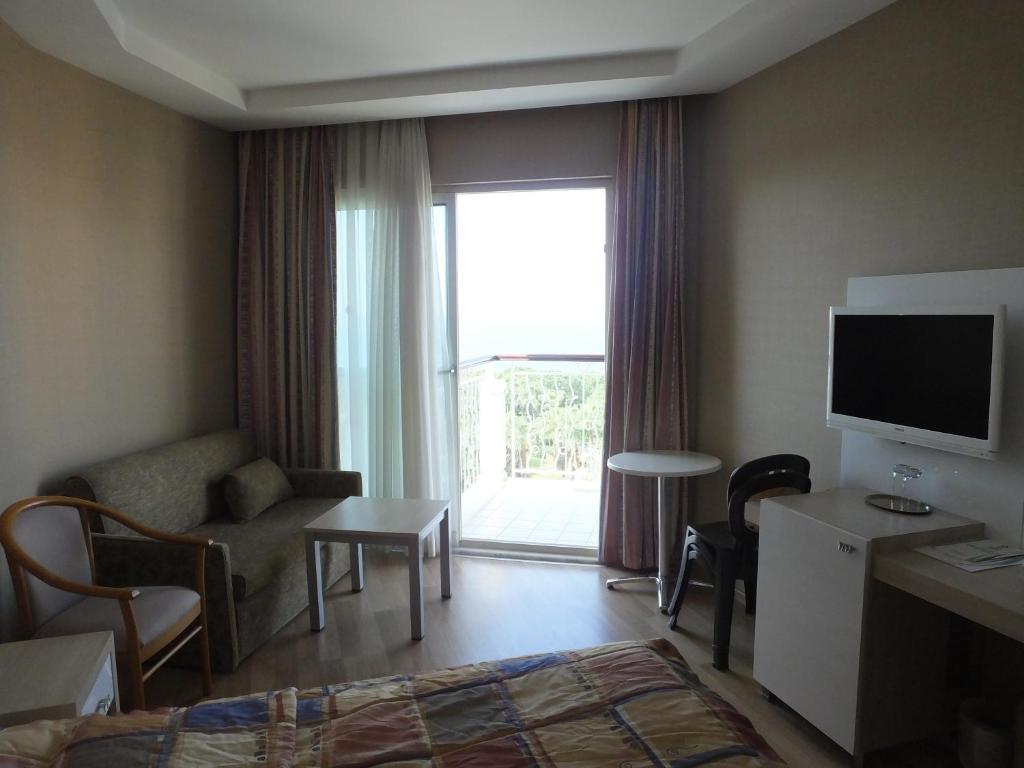TV a/nebo společenská místnost v ubytování Riviera Hotel & Spa