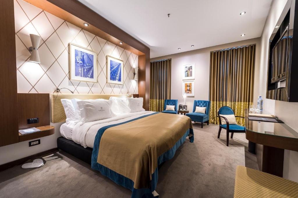 Lisboa Carmo Hotel: guest room