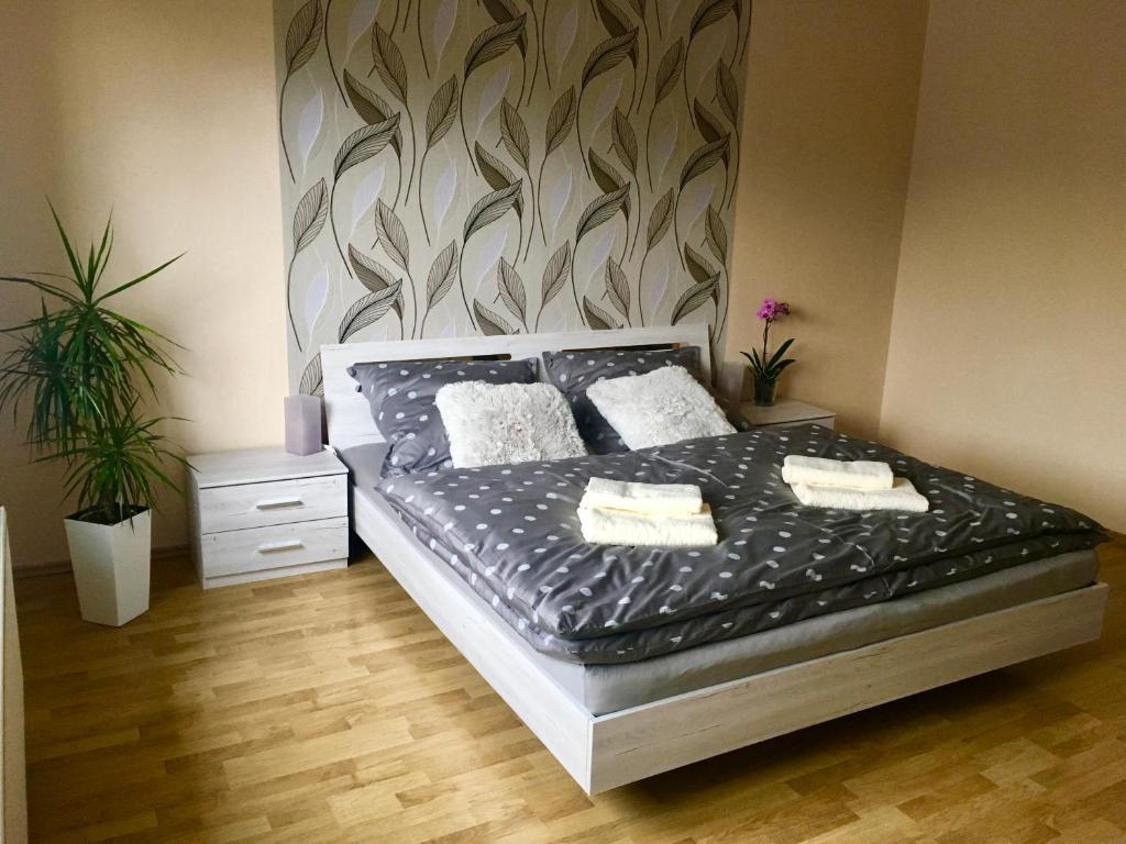 1 dormitorio con 1 cama con 2 almohadas en Sausage dog's apartments, en Olomouc