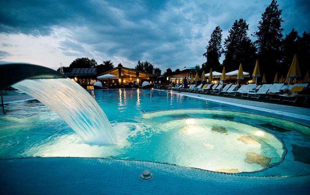 Bazén v ubytovaní Terme Preistoriche Resort & Spa alebo v jeho blízkosti