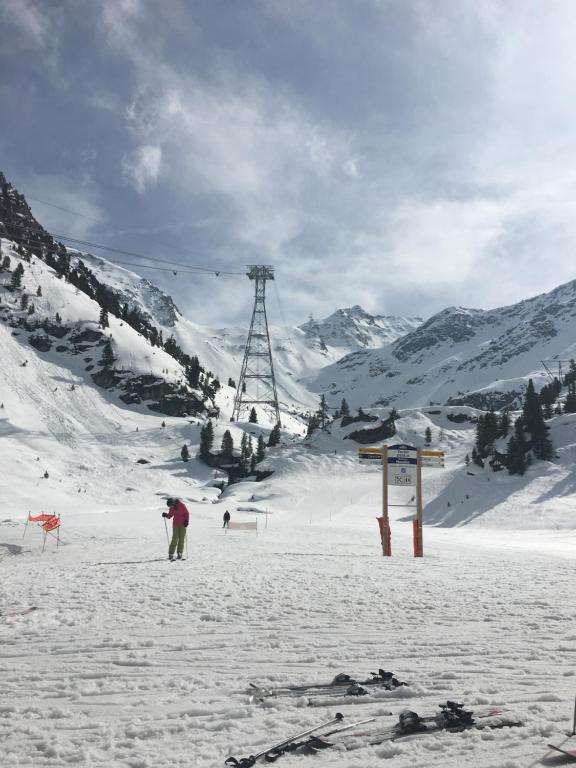 osoba stojąca w śniegu obok wyciągu narciarskiego w obiekcie Greppon Blanc A2 w mieście Nendaz