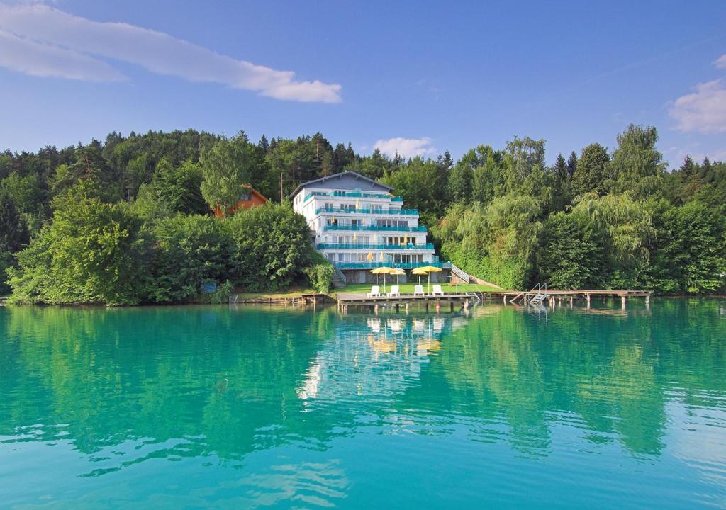 ein großes Gebäude am Ufer eines Sees in der Unterkunft Ferienhaus Rutar in Sankt Kanzian am Klopeiner See