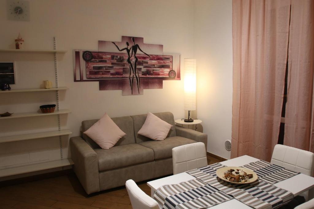 ein Wohnzimmer mit einem Sofa und einem Tisch in der Unterkunft dany holidays apartment in Florenz
