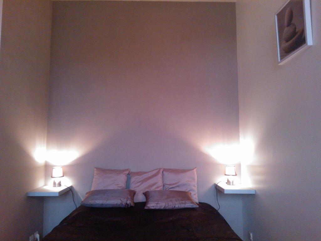 ジョンザックにあるStudio Place Du Chateauのベッドルーム1室(ベッド1台、ライト2つ付)