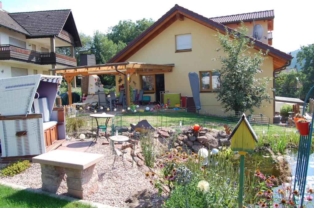 einen Garten vor einem Haus in der Unterkunft Ferienwohnung Grosso in Gräfendorf