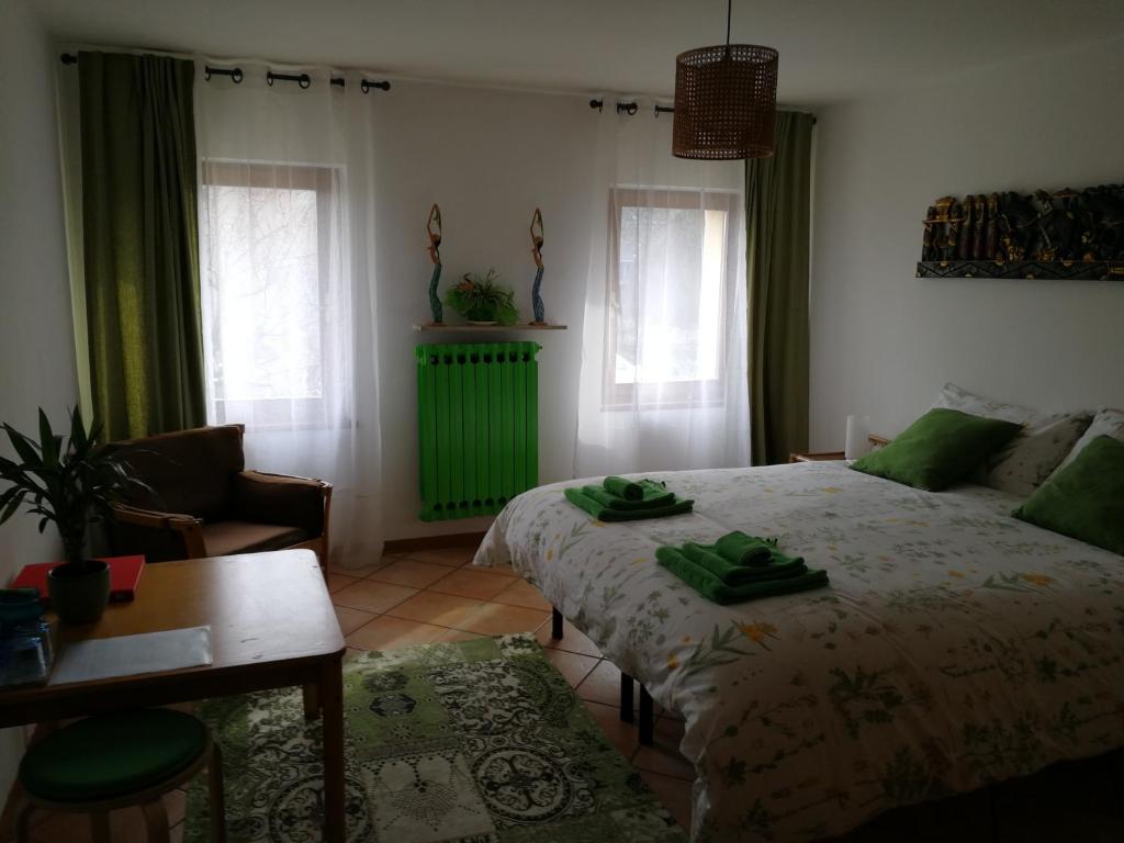 Colognola ai ColliにあるB&B Ponteselloのベッドルーム1室(ベッド1台、ソファ、テーブル付)