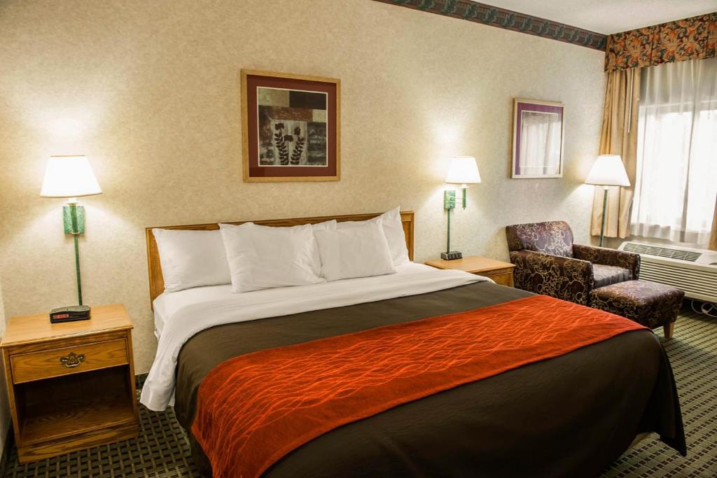 Baymont by Wyndham Franklin - Queen Room