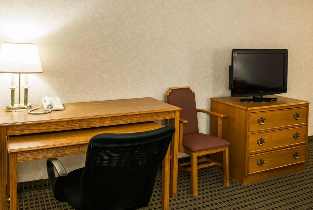 Baymont by Wyndham Franklin - Deluxe King Room - Non-Smoking
