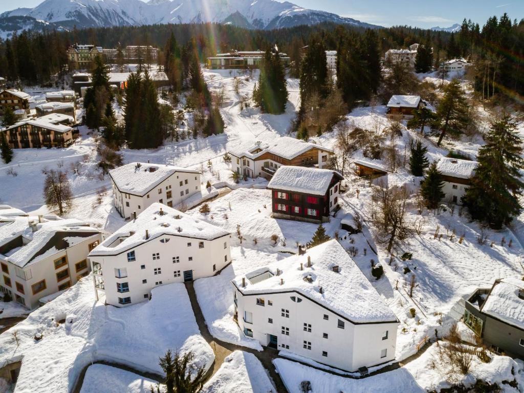 eine Luftansicht eines schneebedeckten Dorfes in der Unterkunft Edelweiss Flora Sura in Flims